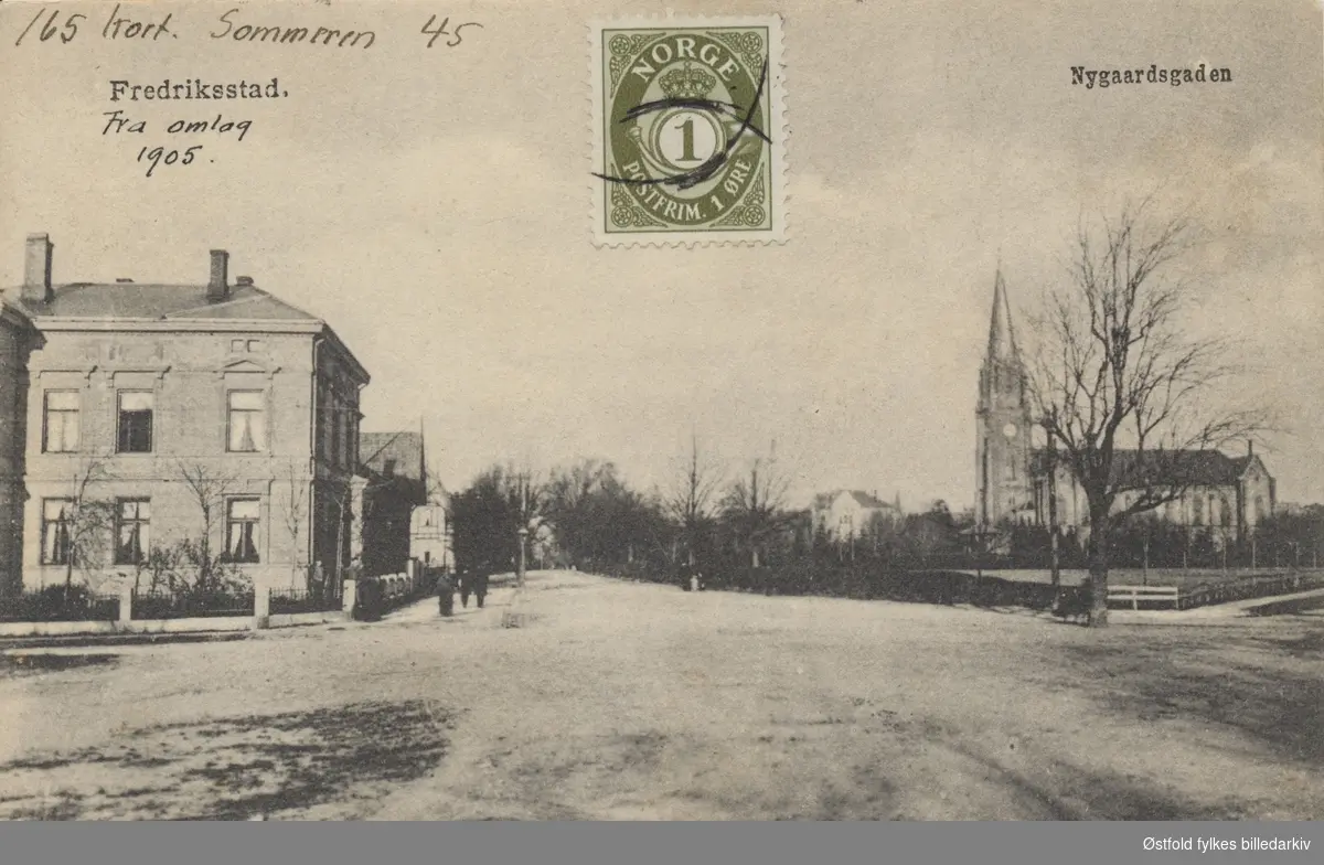 Parti fra Nygårdsgaten ca. 1905, til venstre Paygården som.  Til høyre Vestsiden kirke. Litt til venstre for kirken ser vi Lykkeberg.