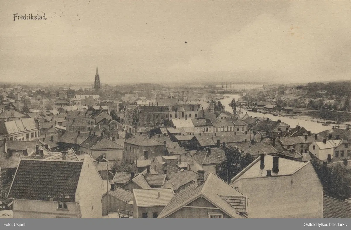 Oversiktsbilde over Vestsiden i Fredrikstad, postkort, før 1908. Tatt fra St. Hans-fjellet.
Husene til høyre på bildet, brant ned i den store brannen i 1908.  

Mot sentrum, Domkirken (Vestsidens Kirke). Plassen foran den store bygning i mitten av bildet ble kallt  ''Røde Plass'', Komunistene hadde partikontor der i første halvdel av 1900 tallet. (Aage Dedekam 2014).