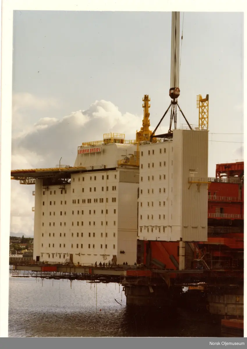 Siste del av boligmodulene til Statfjord B heises på plass.