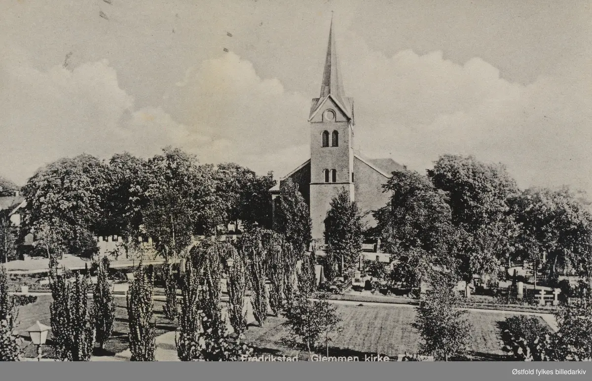 Glemmen kirke og park. Tatt fra Vallefjellet. Bygget i 1852/53, den brant ned til grunnen i 1944. . Postkort.