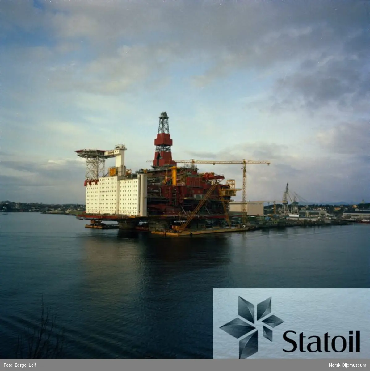 Toppdekket til Statfjord C-plattformen klargjøres for slepet til Vats, hvor det skal kobles sammen med betongunderstellet. Her fotografert på Rosenberg Verft.