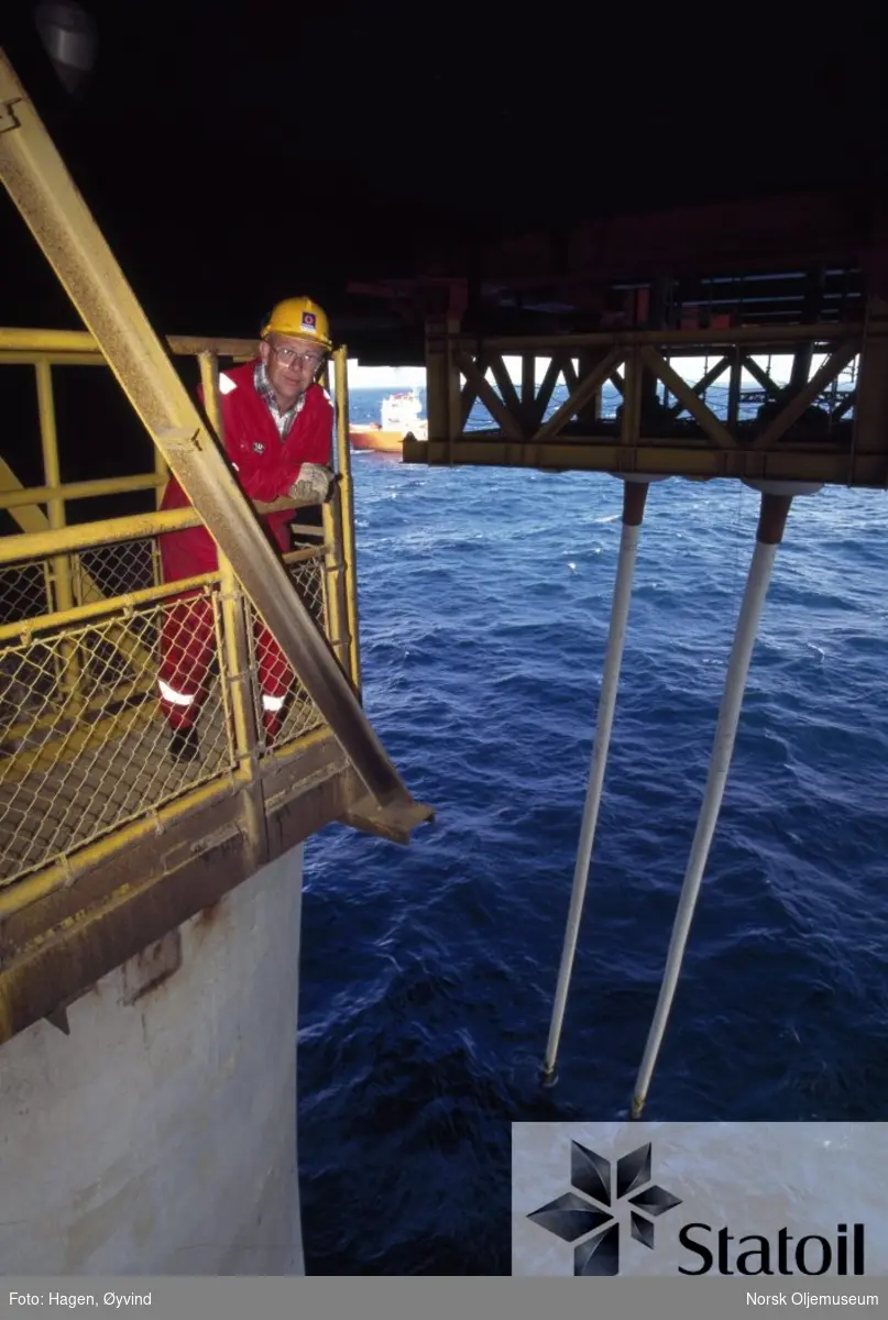 Odd Joar Johansen tar seg et overblikk  under dekk på Statfjord C.