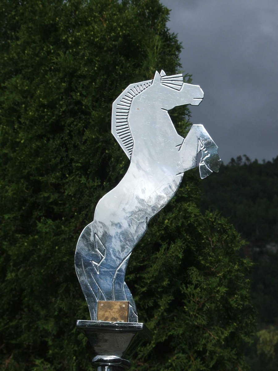 Gardstun med fjord, fjell og bre i bakgrunnen på framsida. På baksida skal det vere Holvikejekta som er måla i ein enkel strek. Tekst på framsida er "Nordfjordlaget i Oslo" over måleriet. Under "Nordfjord, du fagre og fjellsterke heim". 10 blader i rad på kvar side av motivet. 