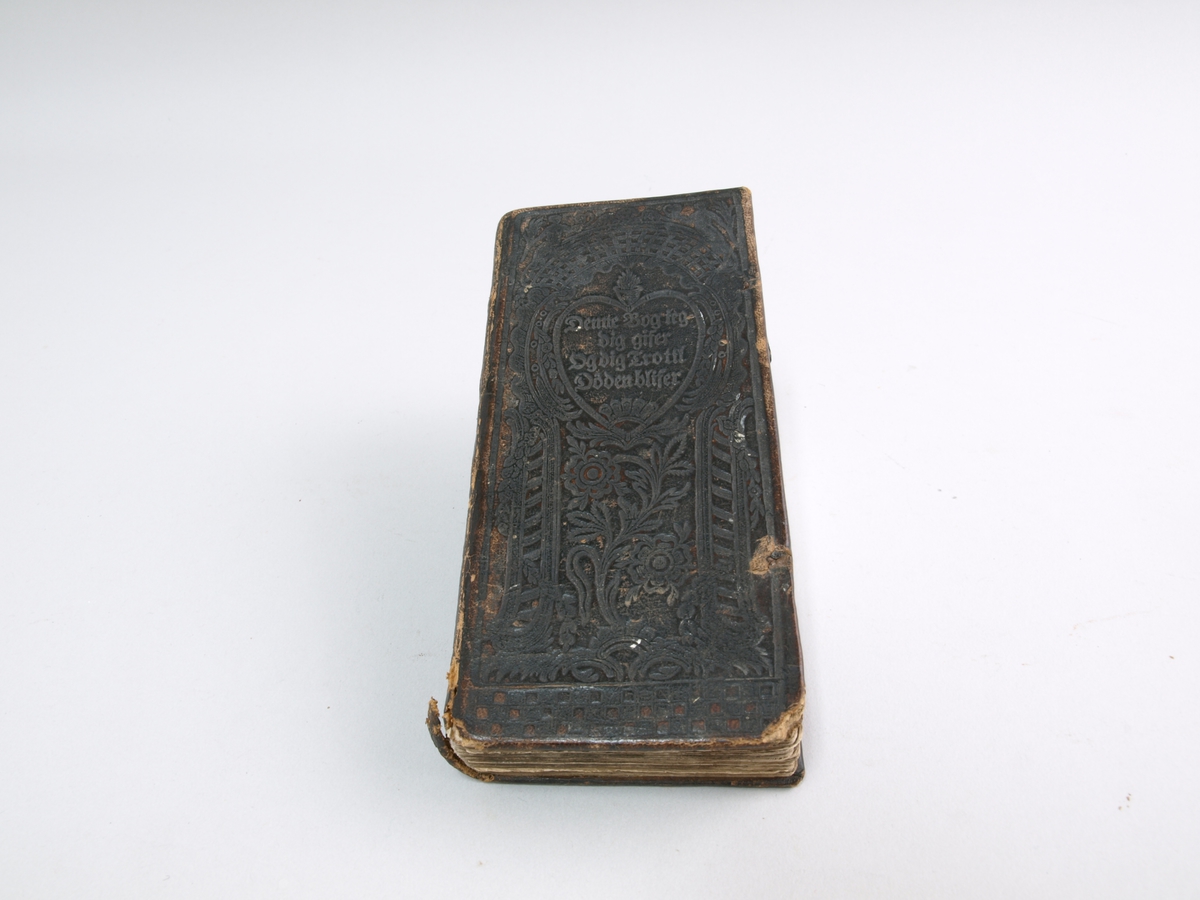 Blomer, hjarte, søyler, mønster stansa inn i framsida.