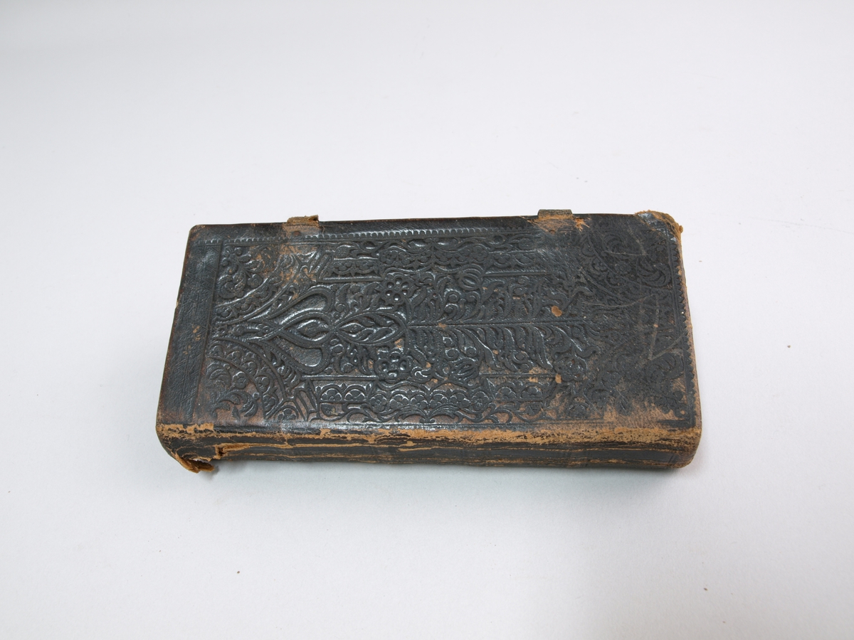 Blomer, hjarte, søyler, mønster stansa inn i framsida.