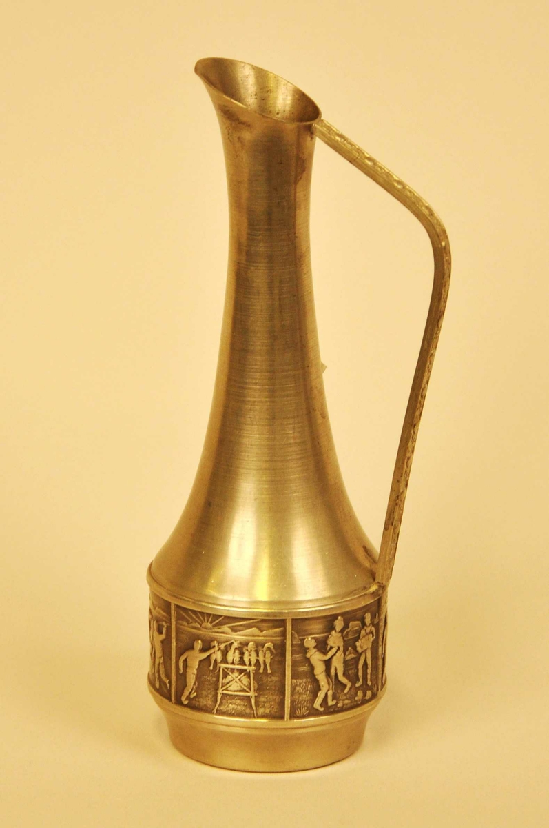 6 små bilete der 2 av dei vert gjentekne medan 2 finnast i eit eksempel. Eitt av dei syner eit par som dansar etter trekkspelmusikk, eit anna syner fangst frå kajakk med spydet klargjort til kast, det tredje syner ein isbjørn som vert jakta. Det fjerde bilete syner drift av hundespann.