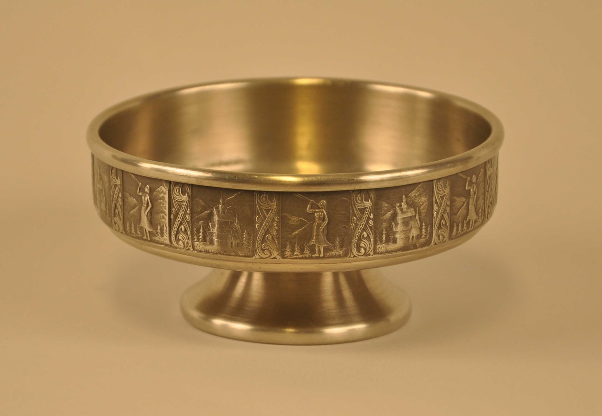 Mønster prega inn rundt skåla. To motiv går att,  eit av ei stavkyrkje og det andre av ei kvinne som bles i ein lur. Mellom bileta er små felt i drakemønster.