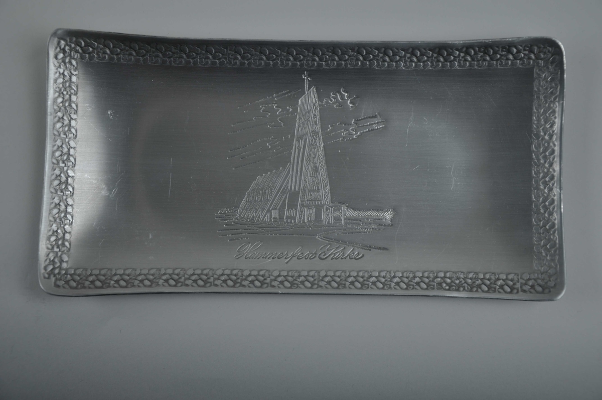 Hovudmotivet på fatet er Hammerfest kyrkje. Rundt kanten av fatet går ein bord som kan likne blad eller småstein som ligg tett.