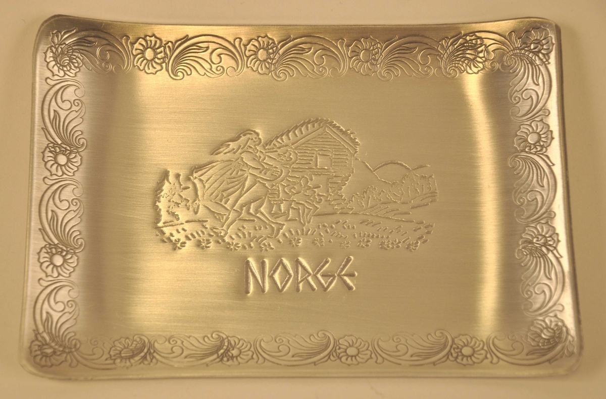 Fatet har bord av blomar og rosemålingskrusedullar rundt kanten. Bilete på fatet er av eit dansande par, der guten svingar jenta i lufta. Dei dansar på ei blomstereng med stabbur, åsar og tre i bakgrunnen.