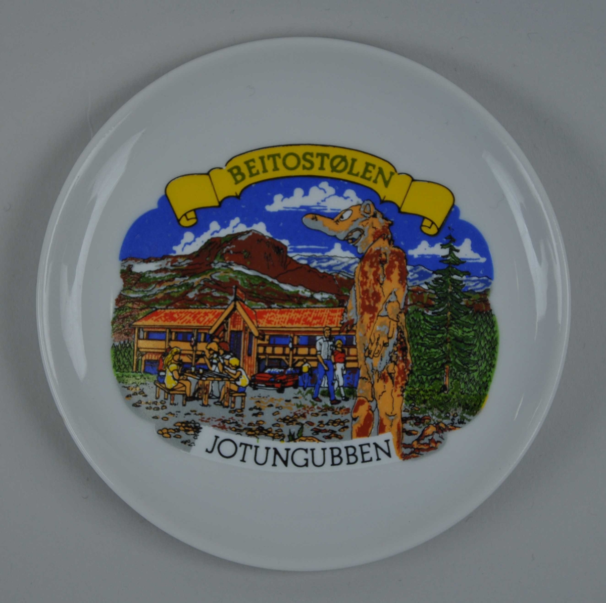 Motiv frå Beitostølen; Jotungubben og reisande som rastar i parken. 