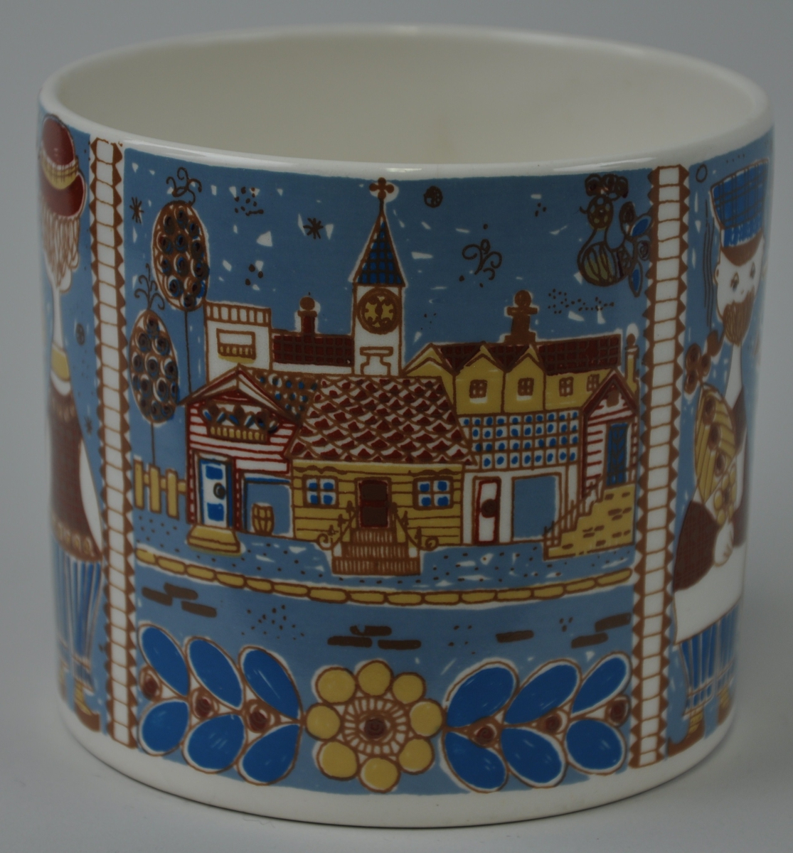 Serien heiter " Tourist" og viser 4 ulike motiv frå norsk folkeliv. Stilen kallast popmodernisme og dekoren er i fleirfarga silketrykk. Fargane er gråblå, turkis, oker, brun og bonderaud. Designer er Inger Waage.