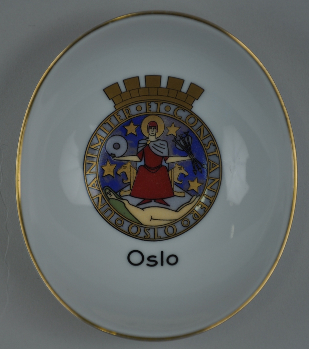I botnen av skåla er Oslo bysegl. Der sit St. Hallvard på ei trone av 2 løver med ein stjernehimmel bak seg. I hendene har han ein kvernstein og tre piler. Ved føtene ligg ei kvinne. Rundt figuren går eit sirkelrundt band med inskripsjon. På toppen av byvåpenent er sett ei borgkrone.