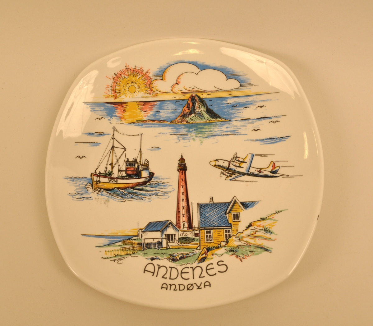 Motivet er sett saman av fire ulike, kolorerte illustrasjonar frå Andøya;  midnattsol, fiskeskøyte, Andenes Fyr og eit sivilt propellfly