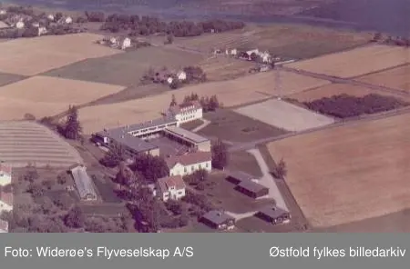 Haugetun ungdomsskole, Rolvsøy skråfoto 1963.