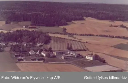 Haugetun ungdomsskole, Rolvsøy skråfoto 1963.