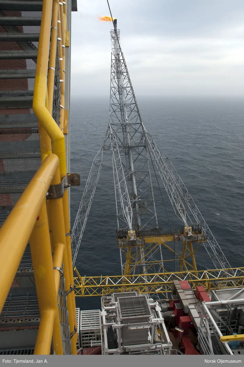 Flammetårnet på Statfjord C strekker seg ut fra plattformen og opp mot himmelen.  Her sett fra boretårnet.