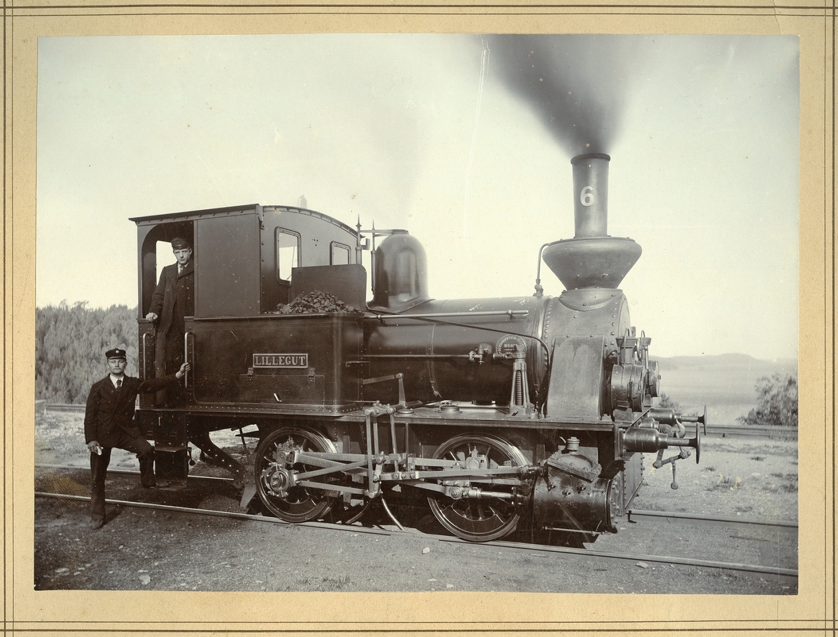 Foto av lok. ''Lillegutt''. (N & H  Trollhättan).

På baksidan av fotografiet står: ''Första loket som trafikerade Dalslandsbanan''.

Lokets  tillverkningsnummer: 310 (NOHAB)
 Spårvidd: 1435 mm
 Lokets nr: 6
 Tillverkningsår: 1890
