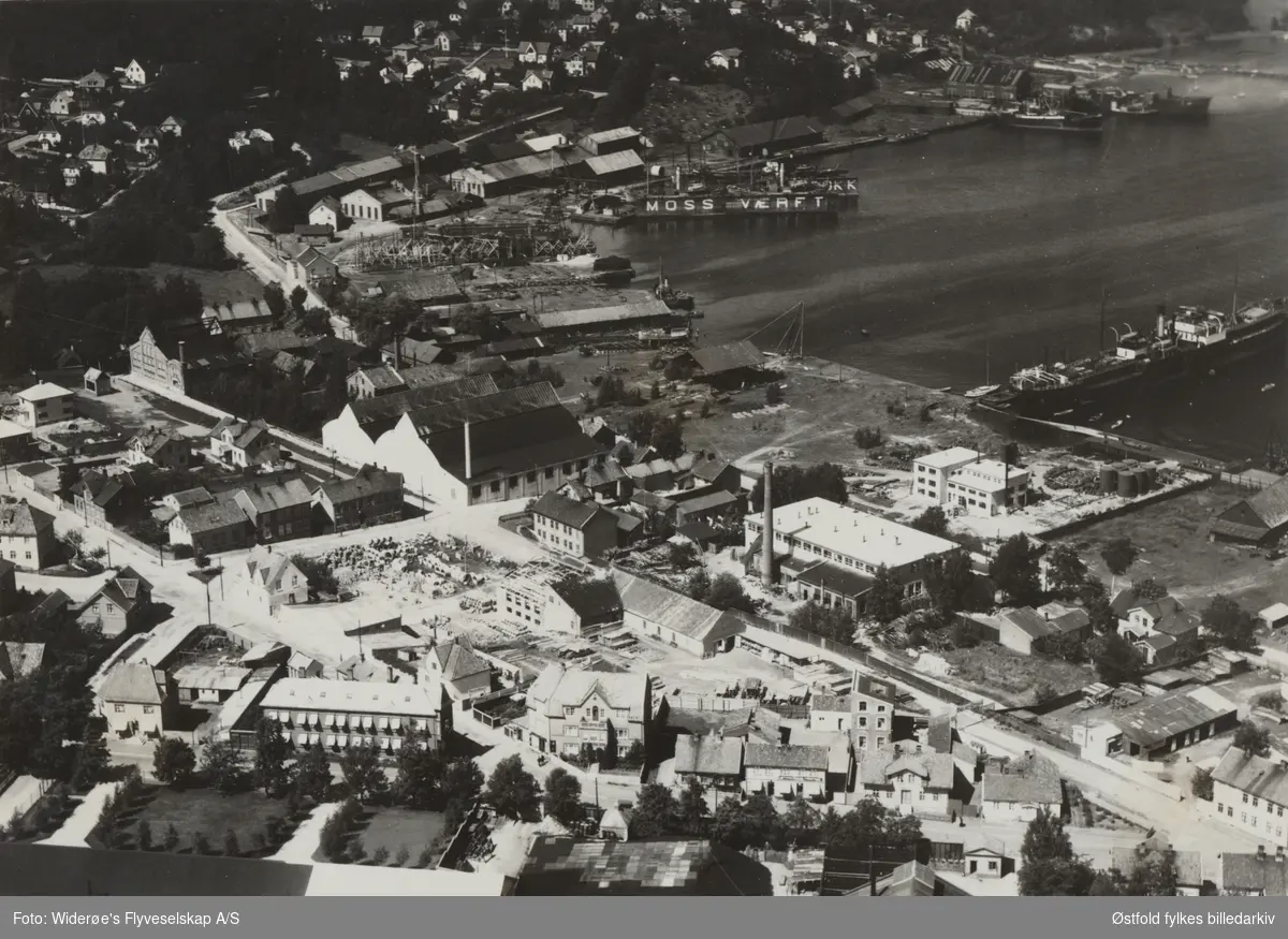 Christiania Staal- og jernvarefabrikk på Jeløy i  Moss, flyfoto i slutten av 1930-åra. Moss værft i bakgrunnen.