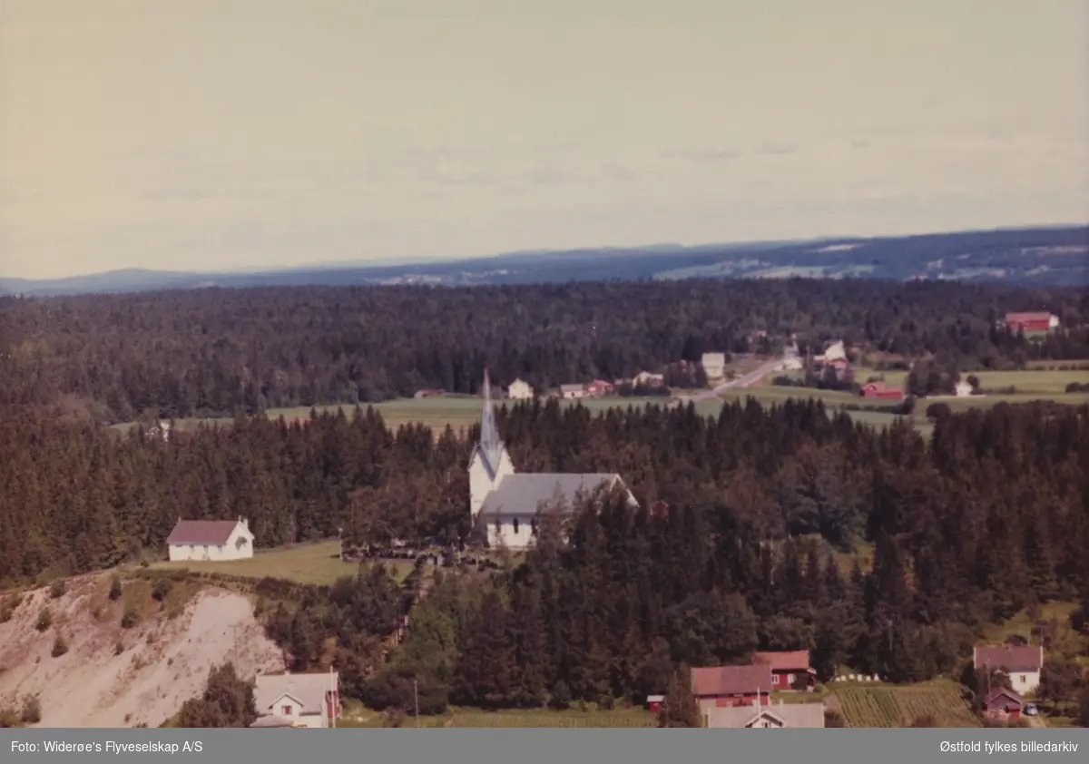 oversiktsbilde, villabebyggelse, sandtak, kirke, skråfoto,