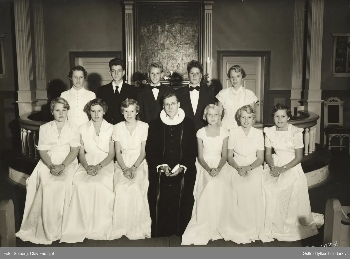 Konfirmanter i Varteig kirke 1955. Presten er Johan Arnt Wenaas.

1. rekke fra venstre: 
Ingebjørg Bøe, Liv Østtorp, Gerd Skår, Johan Arnt Wenaas, Gretha Medalen, Grethe Hasle, Gretha Bøhaugen. 

2. rad fra venstre: 
Alfhild Dalen, Johan Arnt Wenaas, Arve Bergerud, Ragnar Ringsrød, Berit Bø.