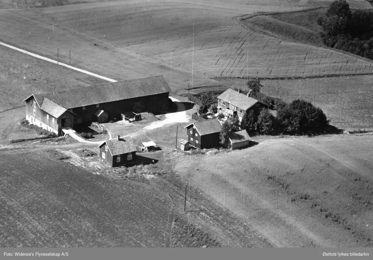 Flyfoto av gården Torper nedre  i Eidsberg 1950.