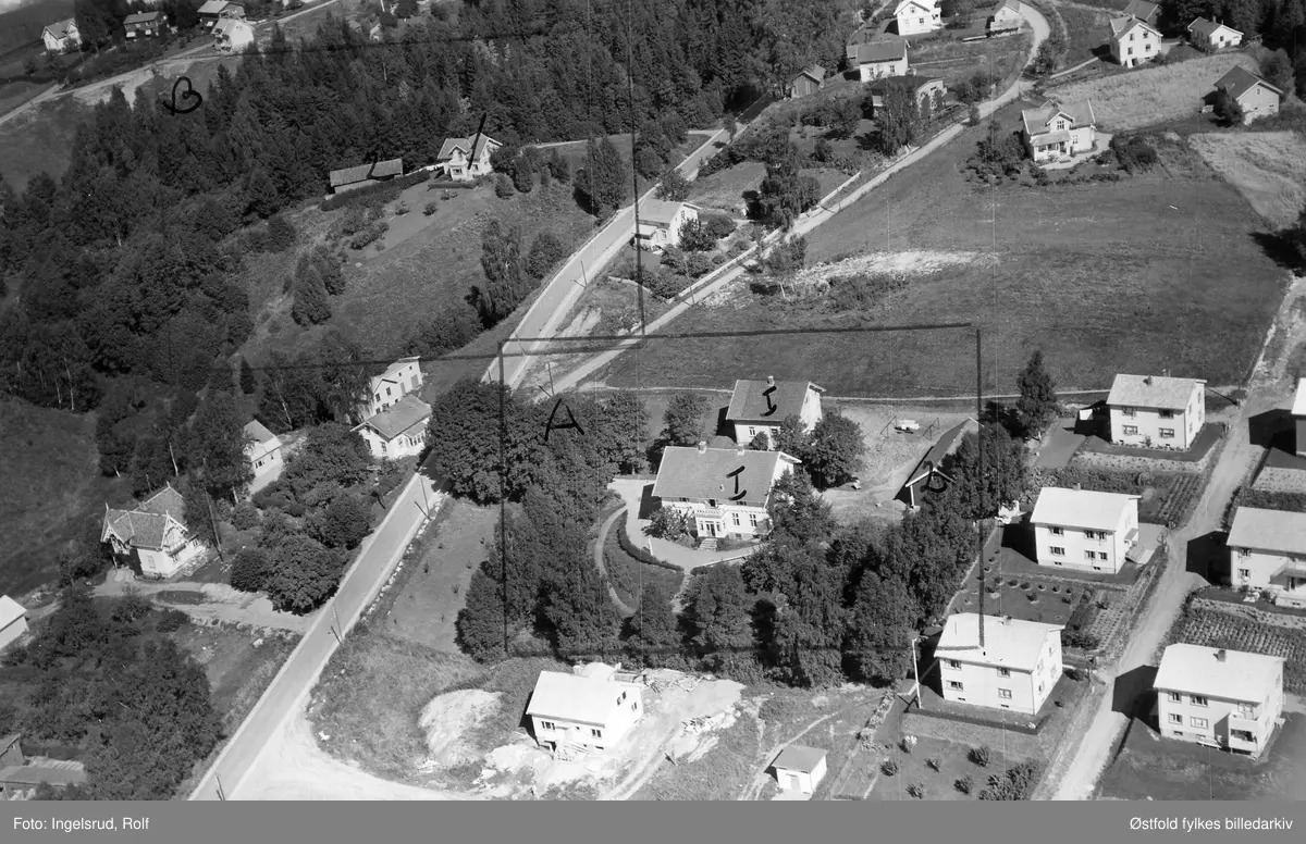 Oversiktsbilde over  Mysen i Eidsberg, flyfoto 20. august 1953.
 Sorenskrivergården, Vandugbakken 22. Vandugbakken til venstre, Sorenskriverveien til høyre i bildet.