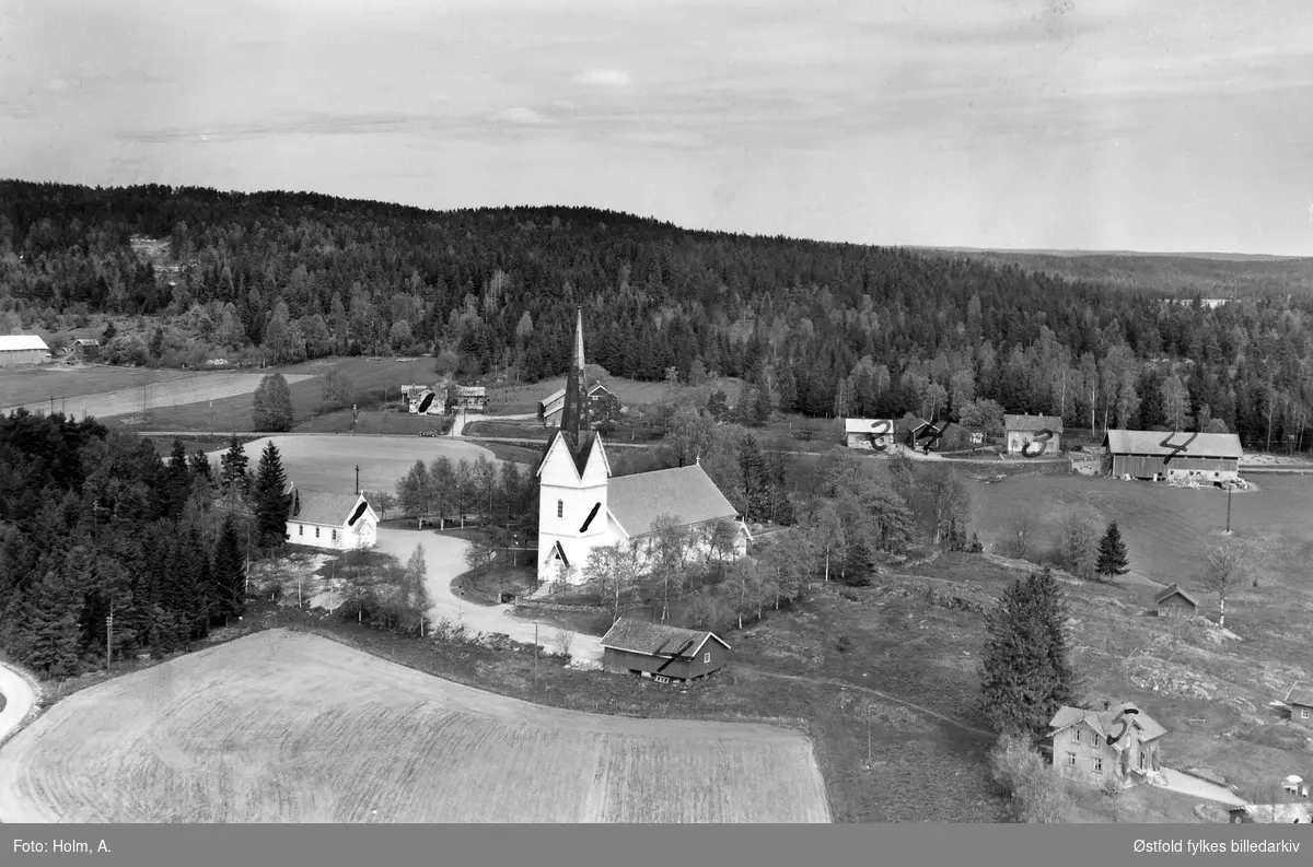 Hærland kirke i Eidsberg, flyfoto fra 27. mai 1957.