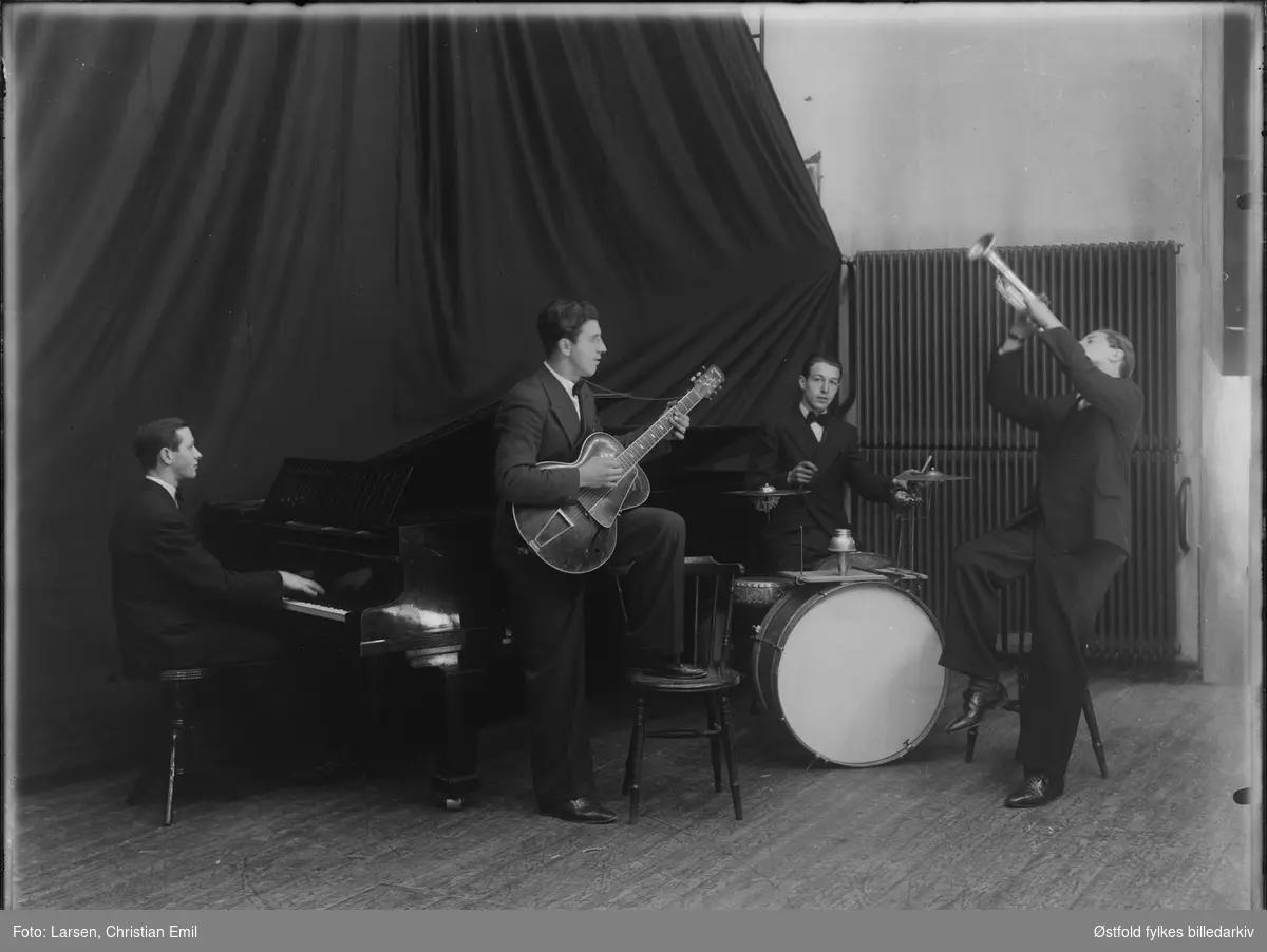 Jazzband, danseband, kvartett med  besetning flygel, trompet, gitar og trommer. Antakelig Sarpsborg-distriktet, ca. 1920-30. Ukjent scene, ukjente musikere.