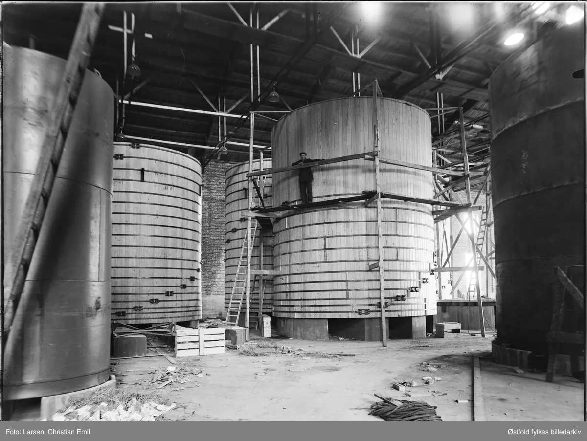 Fra Borregaard Industrier i Sarpsborg. Interiør fra spritfabrikken på Borregaard. Gjæringskarene der er bygd av tre, og anlegget ble oppført i 1938.