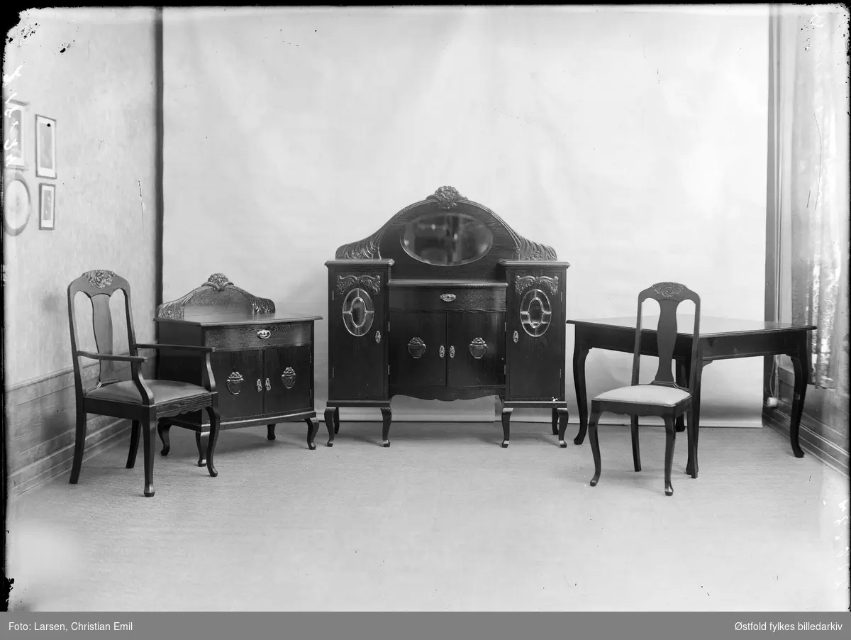 Prodduktfoto av møbler, spisestue.  Snekker Rud. 
Kan det være Karl Ruud, møbelforretning, snekker- og tapetserverksted i St. Mariegate 91
