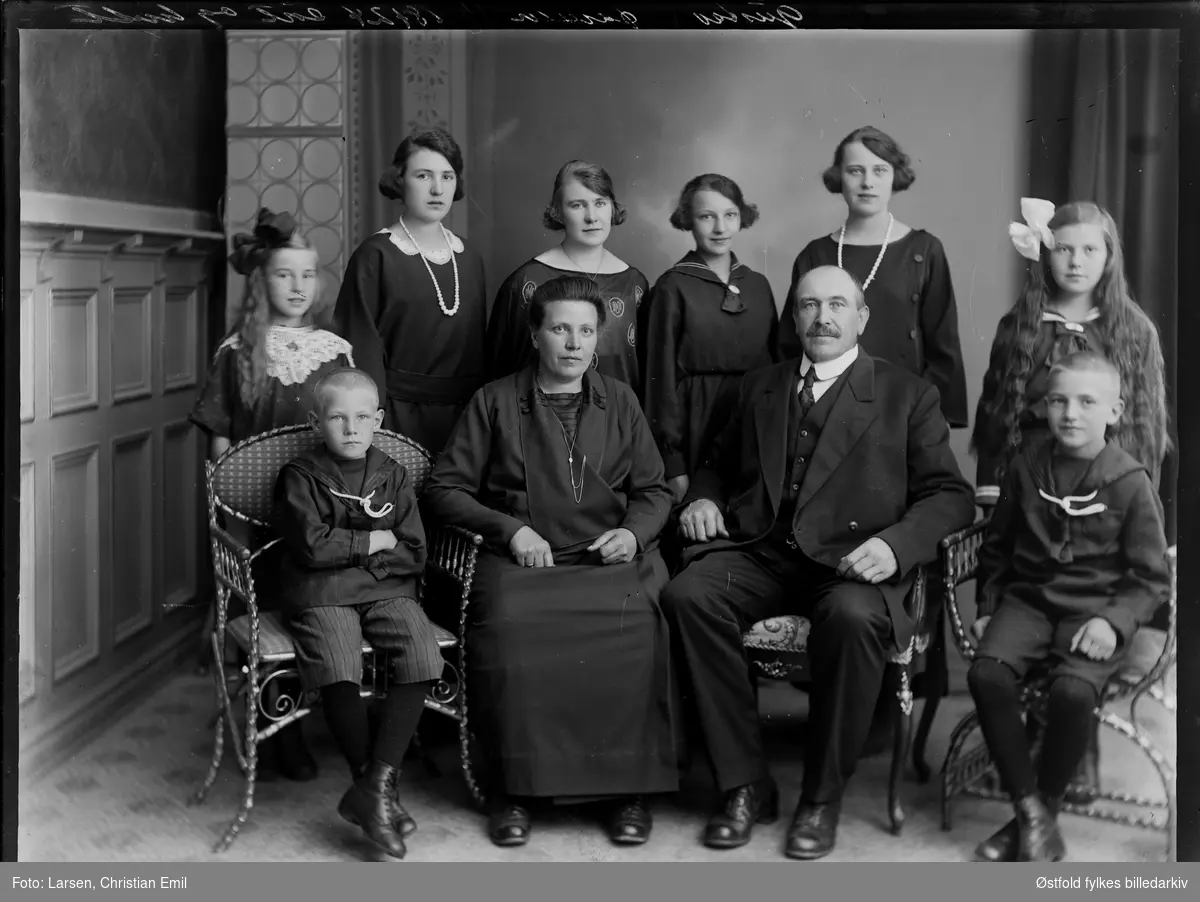 Familiegruppe, Gustav D... (utydelig). Ukjent familie.