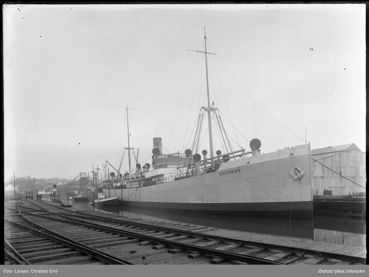 Skip ved kai, Sannesund i Sarpsborg, båtens navn D/S Solferino. Bygd i 1918 på Nyland mek. verksted i Kristiania.
Senket av tyske fly i 1941 i Irskesjøen, lastet med kull, fem nord menn omkom. Eid av bl a A/S Fred Olsen & co. 1940 overtatt av Nortraship.