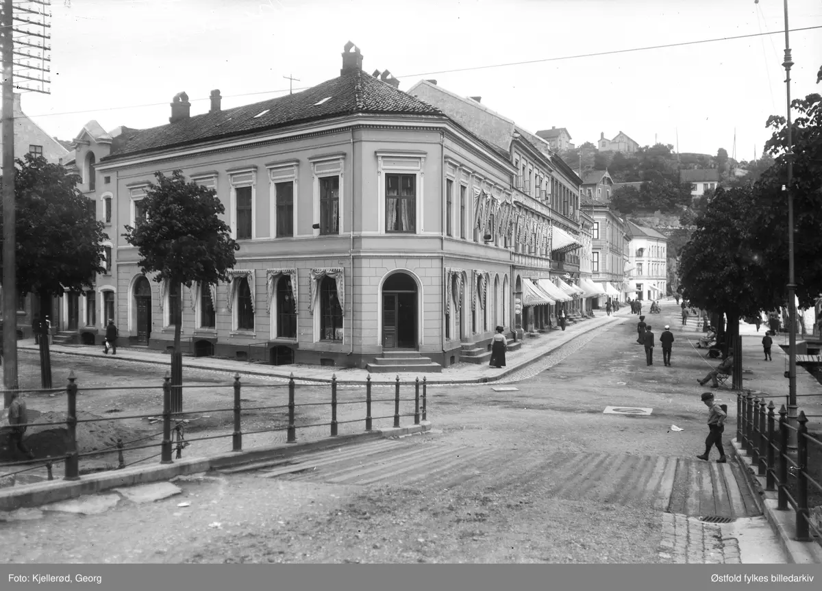 Pollen i Arendal  fotgrafert 1910.
Kirkebakken fra Trefoldighetskirken med hjørnet av Peder Thomassons gate og Kirkegaten. Pollen ligger innerst i Kirkegaten på høyre side.