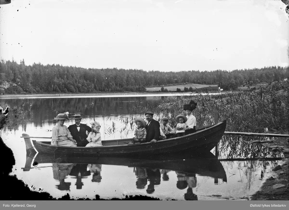 Vansjø i Råde, ukjent gruppe i båt.