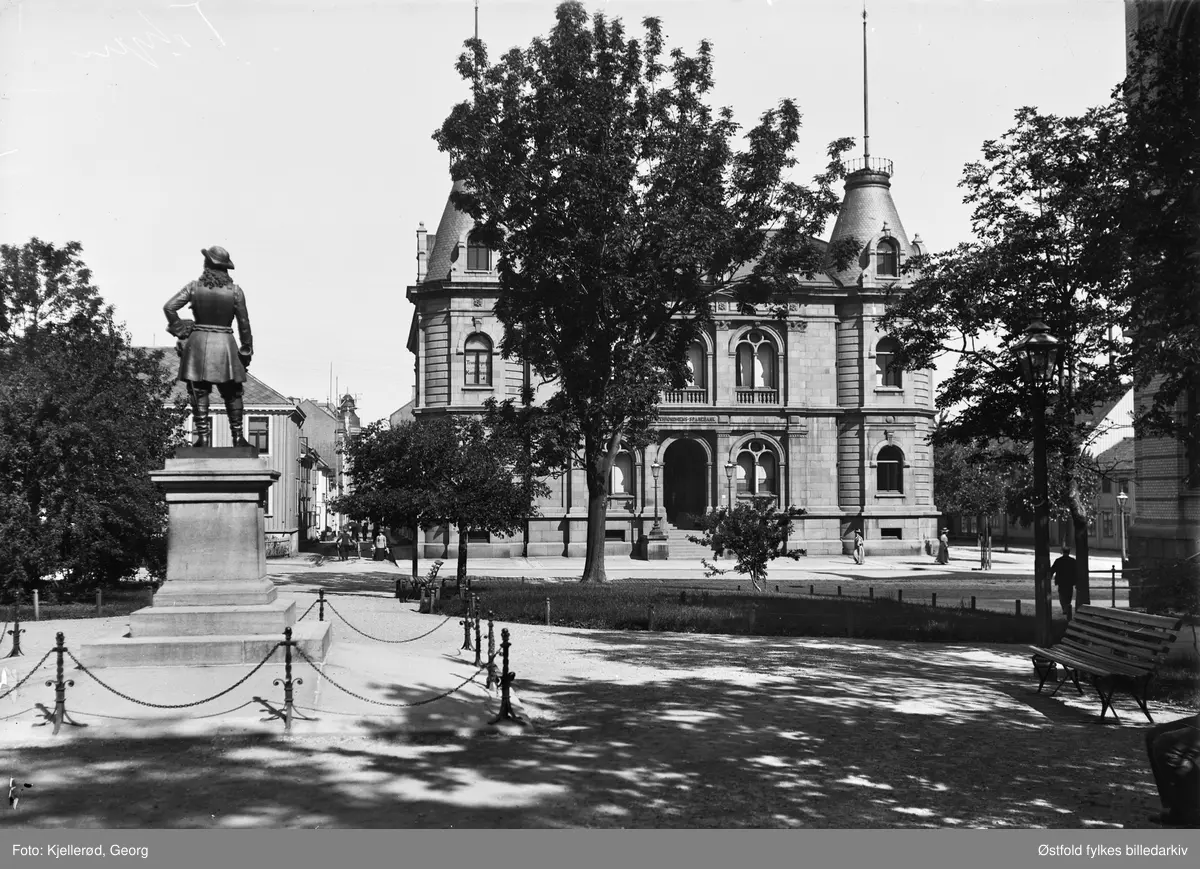 Trondhjems Sparebank, nå Sparebank 1 i Kongens gate, oppført i 1882. Tegnet av arkitekt Adolf Schirmer.
Fra venstre: Løveapoteket (bak Tordenskiold, revet), Apotekerveita med branngavlen og hjørnetårnet på Britannia Hotel i det fjerne, Sparebanken, Søndre gate. De lave husene i Søndre gate er senere revet for å gi plass til den nye brannstasjonen. Helt til høyre en snipp av Frimurerlosjen-. Tordenskiold står i Tordenskioldparken rundt Vår Frue kirke, men er nå flyttet.

Portrettstatue av Peter Jansen Wessel Tordenskiold (1690 – 1720), 
Tordenskioldmonumentet (Herman Vilhelm Bissen 1798-1868 ) ved Vår Frue Kirke i Trondheim. 
Kopi av statue i København, datert 1862-63.