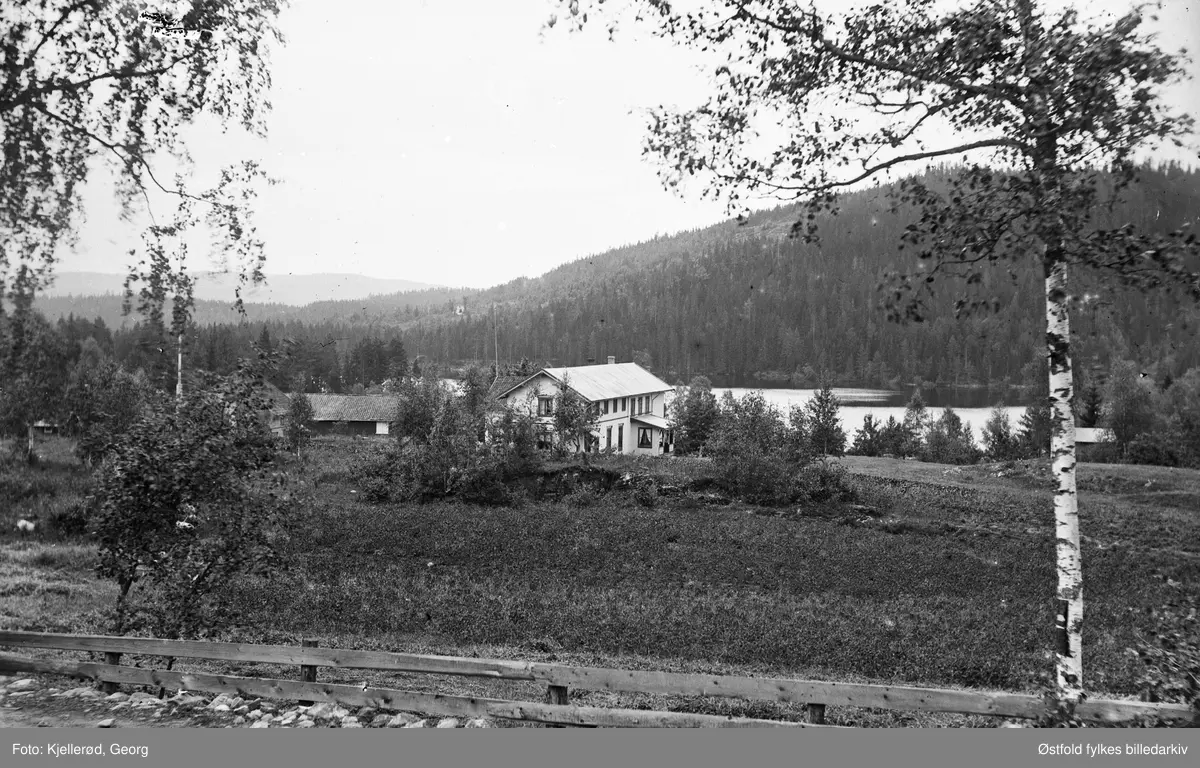 Konnerud ved Drammen, Stubberudveien med Thielemanns pensjonat.. Bygningene eksisterer i dag.

Fra lokalhistoriewiki: (artikkelen 'Stordammen (Konnerud)'): 
I 1891 kjøpte pølsemaker Thielemann i Drammen eiendommen Galås på østsida av Stordammen og anla Thielemanns pensjonat der. I 1919 kjøpte Dagny og Charlo I. Halvorsen pensjonatet og gav det navnet Fredli pensjonat. Konnerud Idrettslag blei stifta på Fredli pensjonat 6. mars 1927. Pensjonateier Charlo Halvorsen var den første formannen i idrettslaget.1932 kjøpte Ingeborg og Klara Mellemdal eiendommen.[6] I 1943 blei så pensjonatet overtatt av Ragnhild og Bernt Nordang som endra navnet til Stordammen Pensjonat . De anla en revegård på eiendommen. Pensjonatdrifta opphørte midt på 1960-tallet.[10]

Pensjonatet var et kjent utfluktssted, og ned mot dammen var det godt besøkt friluftsbad.[11] I dag er det bygd eneboliger på en del av pensjonatets tidligere grunn."