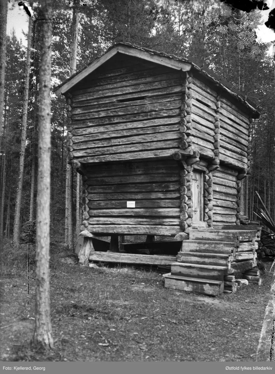 Stabbur fra Nedre Hanestad, Øvre Rendal, Nord-Østerdal. 
På Glomdalsmuseet i ELverum siden 1911.