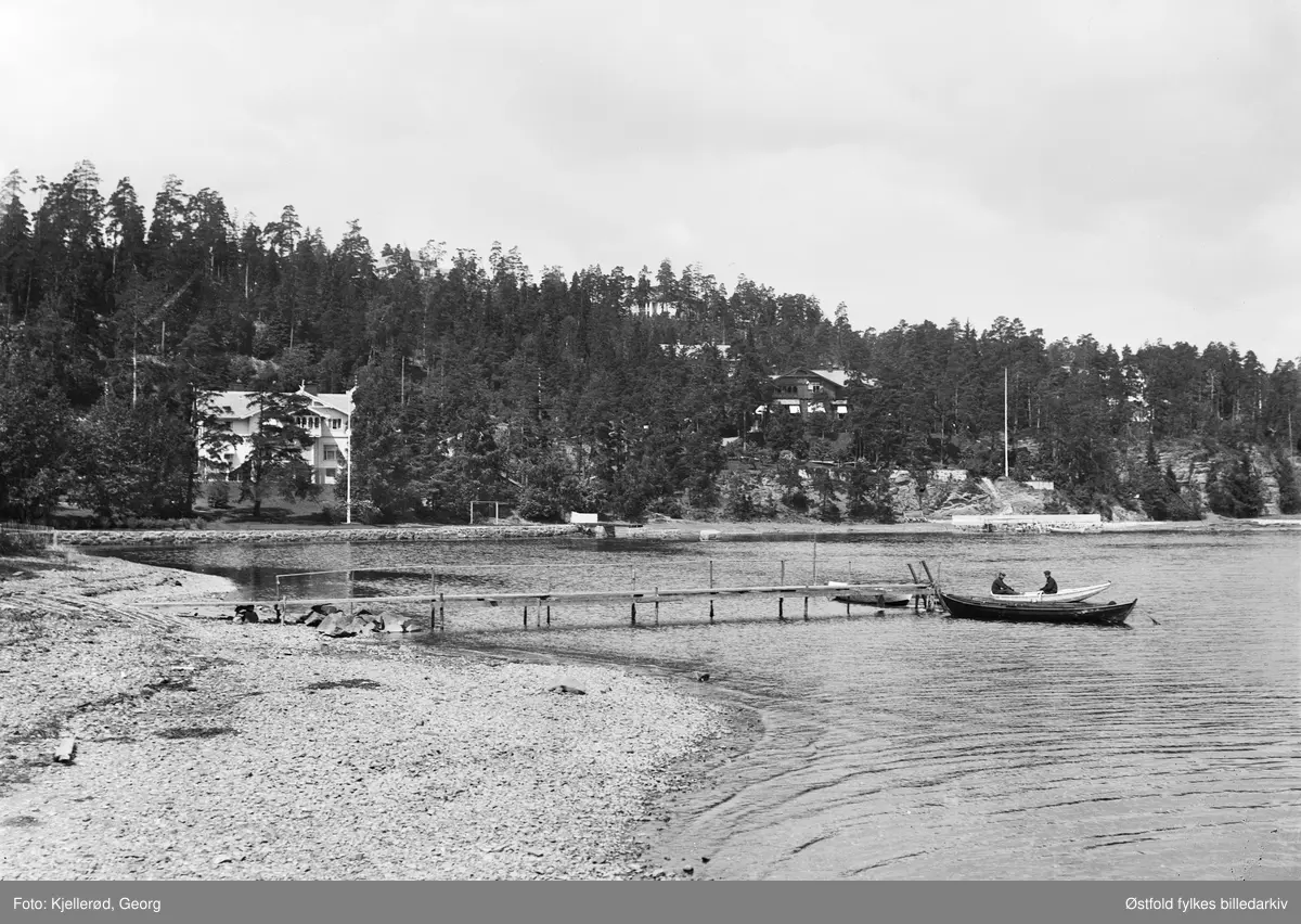 Svartebukta, Lysakerfjorden i Bærum. 

Den hvite villaen tilhørte Consul Flaaten, siden ble den kalt "Kråkeslottet" i et TV-program.  GODTHAAB, som opprinnelig tilhørte Fridtjof Nansen, er utenfor høyre billedkant. Der er nå et stort kontorkompleks med tilhørende båthavn.
Dette vet jeg fordi jeg er født og oppvokst på Godthaab, bodde der 1946-1960. 
(Tom Christensen 2017).
