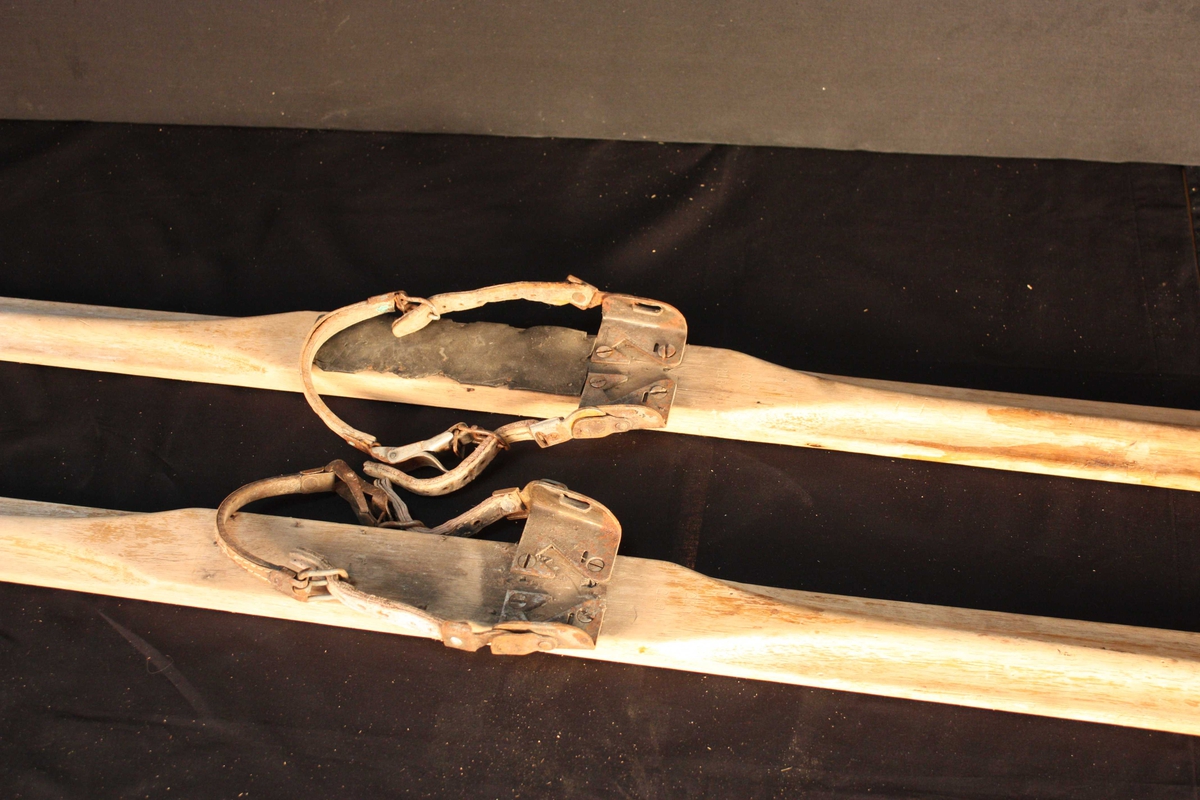 Treski med reimbindingar