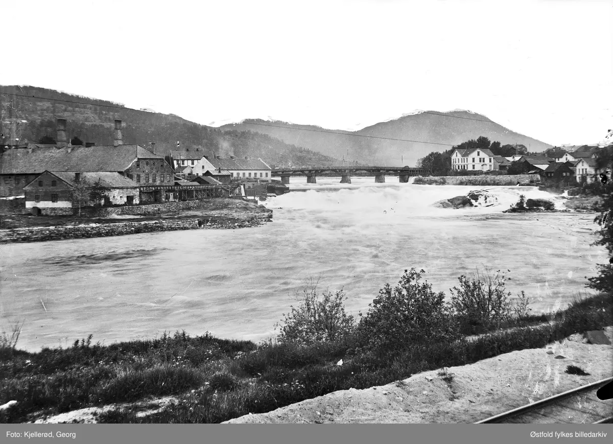 Numedalslågen og Nybrua  i Kongsberg 1909. Norsk bergverksmusem til venstre.