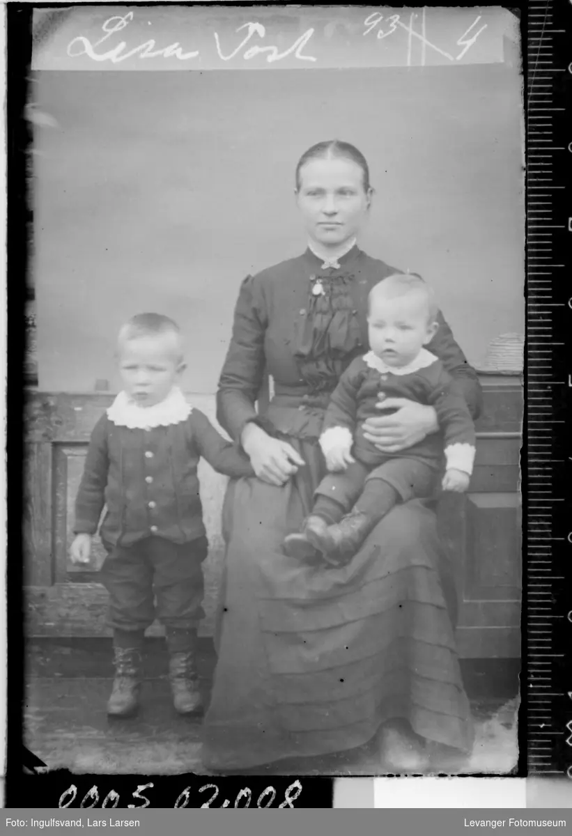 Portrett av en kvinne og to barn.