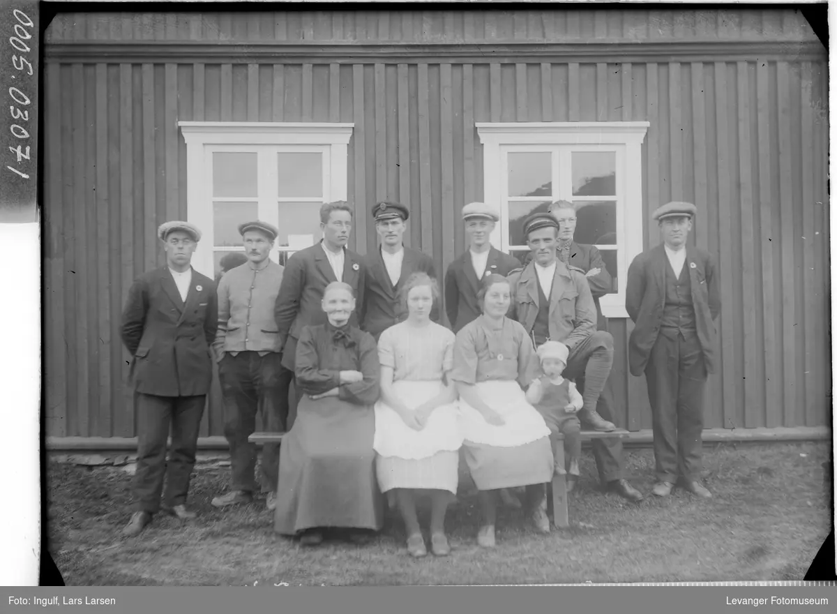 Gruppebilde av åtte menn, tre kvinner og et barn