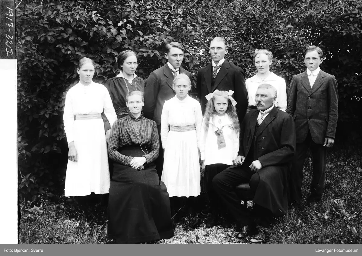 Gruppebilde av familien Gotvard og Gine Berg på Ulve i Frol