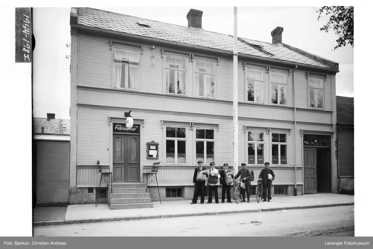 Postverket i Levanger By  her i Sjøgata.