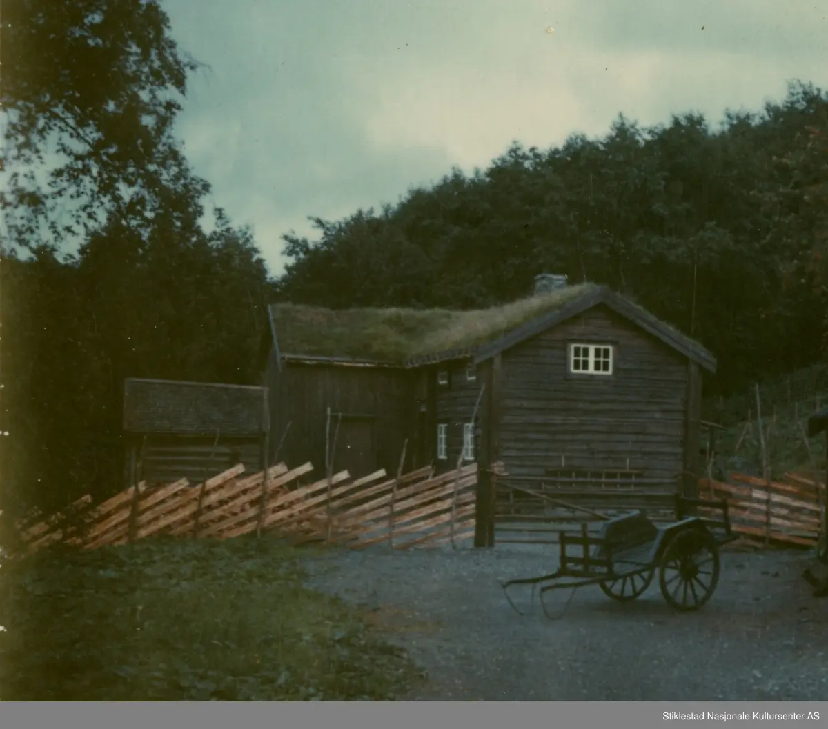 Bygningen er ca. 13 meter lang og 5 meter bred og er i to etasjer. Bredde med vinkeldel er ca. 8 meter. Bygningen består av sammenbygd stue og uthus/fjøs, vedbod i vinkel. Stue/ kjøkken og fjøs er i laftet tømmer. Låven og vedboden er i reisverk. Bygningen står på en gråsteinsmur