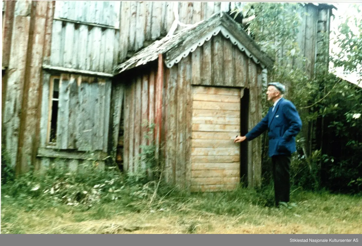 Bygningen er ca. 13 meter lang og 5 meter bred og er i to etasjer. Bredde med vinkeldel er ca. 8 meter. Bygningen består av sammenbygd stue og uthus/fjøs, vedbod i vinkel. Stue/ kjøkken og fjøs er i laftet tømmer. Låven og vedboden er i reisverk. Bygningen står på en gråsteinsmur