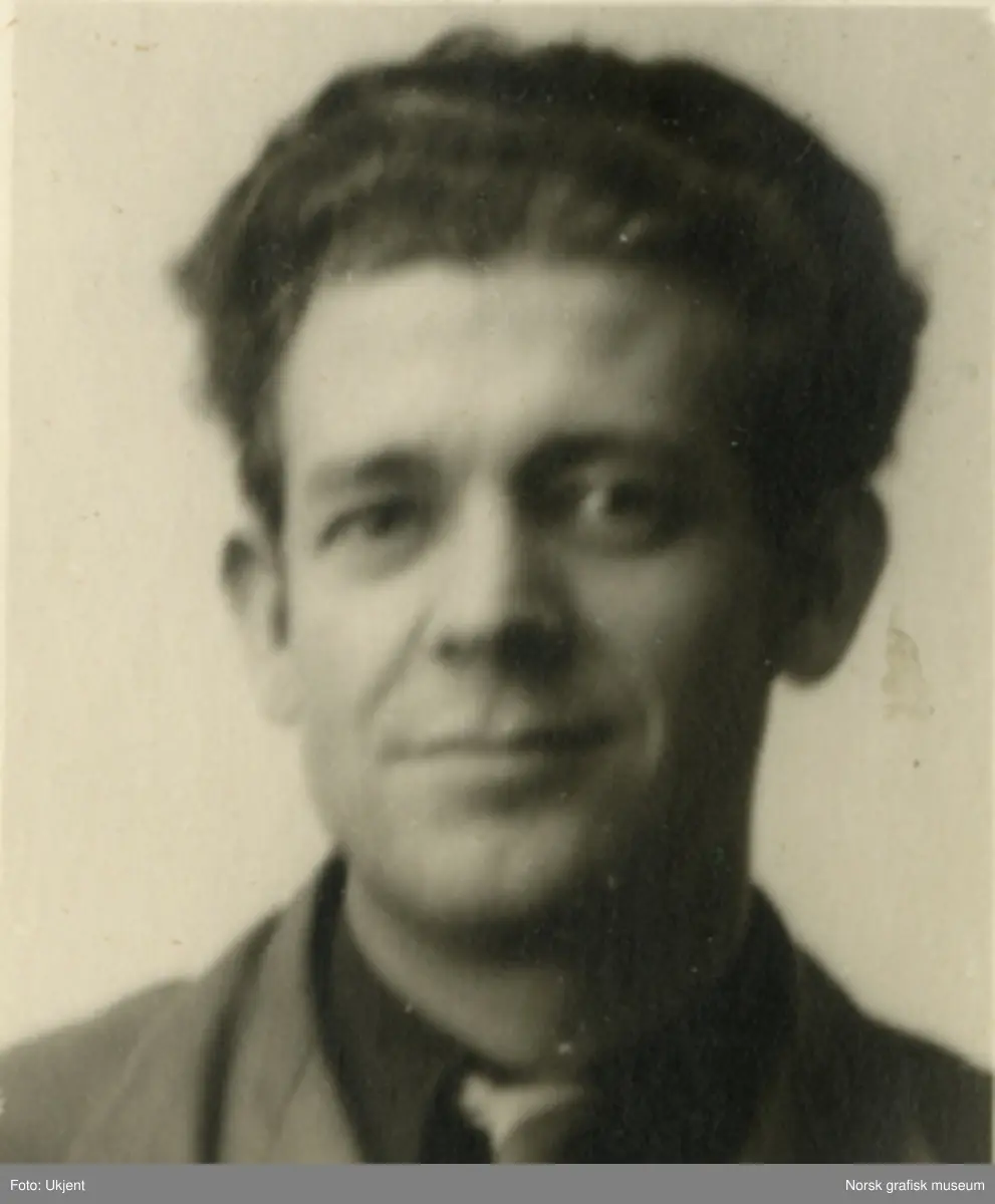 Portrettfoto av Thomas Gjesteland, ansatt ved Dreyers Reproduktionsanstalt.
Albumtekst: T.Gj.
Dette er et av flere pass-/portrettbilder. Under dem står det "Utlånt av kriminialarkivet?"