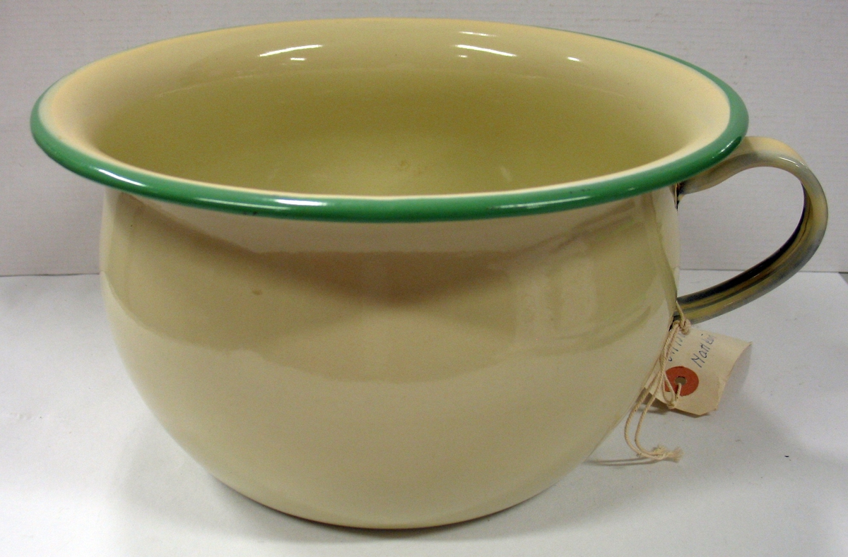 Nattkärl, emalj gul med grön kant. Köpt på Knutssons auktion, Vänersborg.