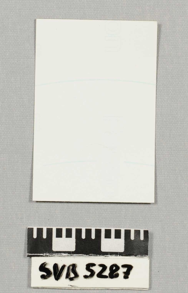 Firkantet klistremerke med trykt tekst og grafikk i gul og sort. Det er en hammer, en spisshakke og en kongekrone avbildet med tekst under.