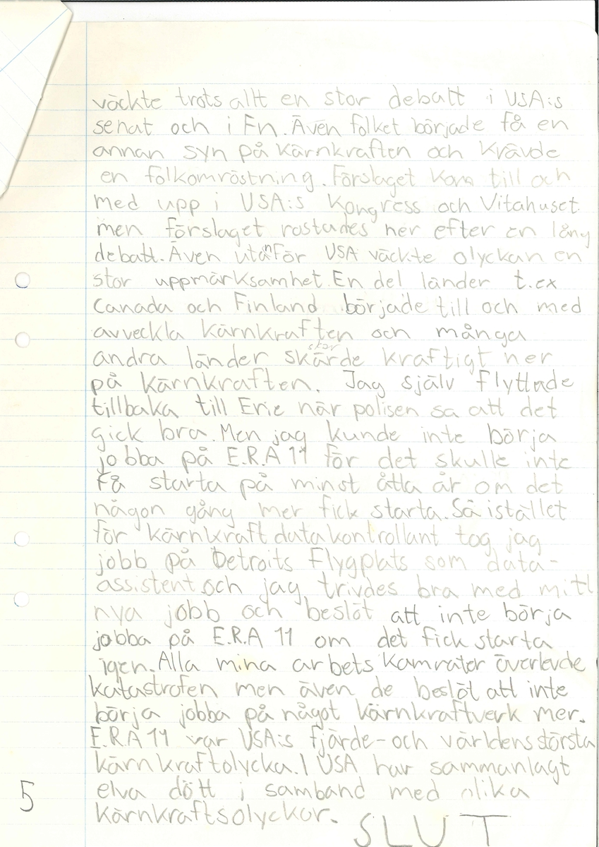 Uppsats om en framtidsversion om år 2000 skriven 1979.

Titeln är "Olyckan".

Ingår i en samling innehållande 98 st Uppsatser. 103 st Teckningar gjorda av skolbarn, från norra länsdelen.

Från en tävling. ''Framtiden och vår miljö'', annordnad av Älvsborgs-posten i samarbete med Älvsborgs Länsmuseum. Utställning. 19 Dec. 1979.